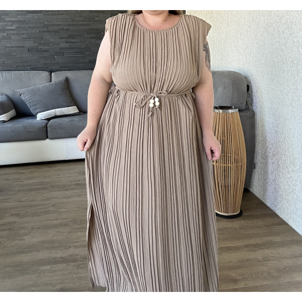 Robe longue plissée ceinturée couleur taupe