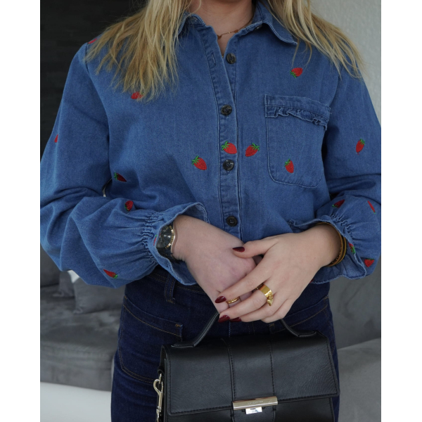 Chemise en jean brodée de fraises