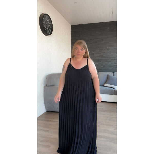 Robe plissée noire à bretelles