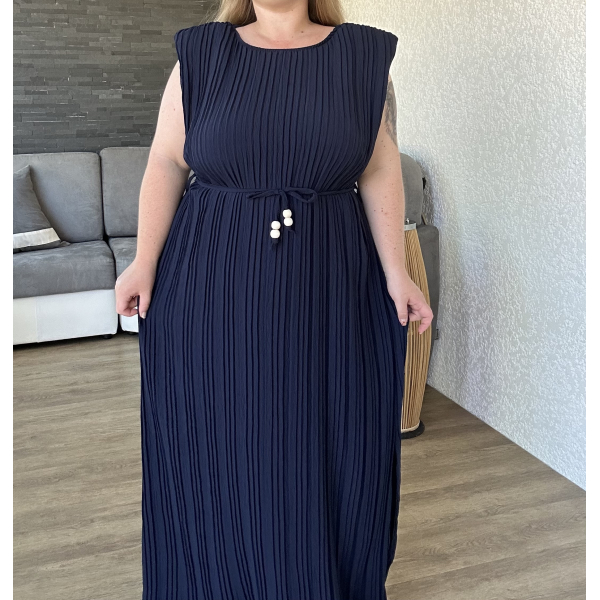 Robe longue plissée ceinturée bleu marine