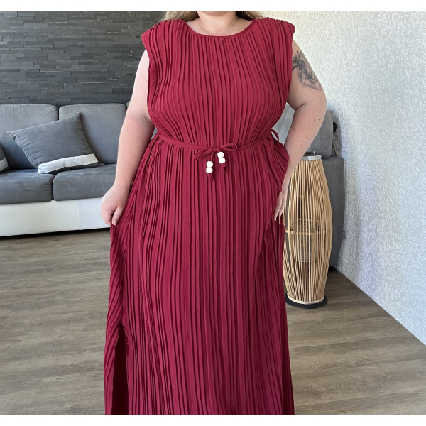 Robe longue plissée ceinturée bordeau